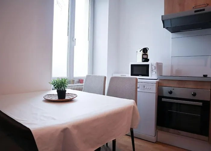 Rdc Parfait Pour Halte Et 2 Chambres, Tram-train, Autoroute à Proximité, Parking Gratuit